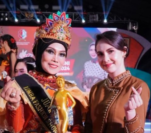 Potret Cantik Arumi Bachsin Jadi Juri Fashion Show di Bojonegoro, Pesonanya Sukses Mengalihkan Perhatian
