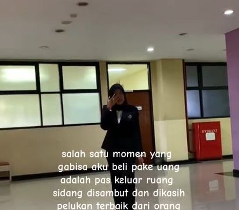 Momen Haru Mahasiswi Keluar Sidang Disambut Orang-orang Terkasih, Dihadiri Sang Ibu