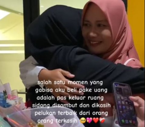 Momen Haru Mahasiswi Keluar Sidang Disambut Orang-orang Terkasih, Dihadiri Sang Ibu