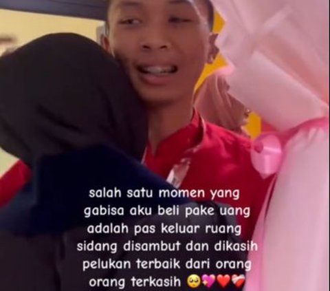 Momen Haru Mahasiswi Keluar Sidang Disambut Orang-orang Terkasih, Dihadiri Sang Ibu