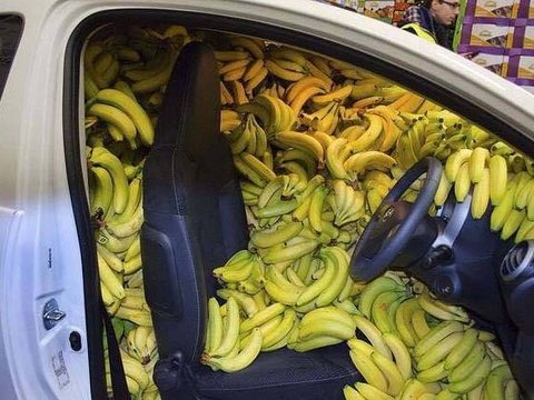 Pisang memenuhi kabin mobil