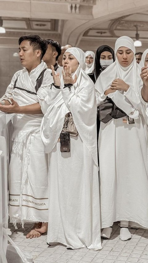 Mereka juga tampak khusyuk menjalankan ibadah haji ini.