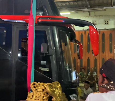 Saat ada gelaran wayang, sopir bus main klakson basuri membuat para sinden merasa tersaingi.