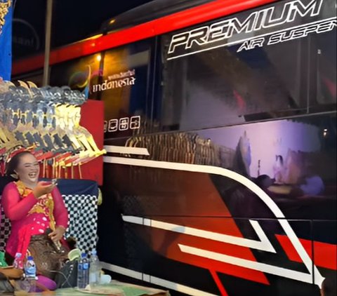 Saat ada gelaran wayang, sopir bus main klakson basuri membuat para sinden merasa tersaingi.