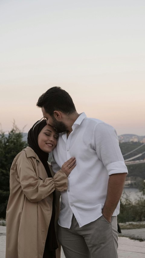 6 Cara Membahagiakan Suami dalam Islam Agar Hubungan Makin Harmonis dan Penuh Cinta
