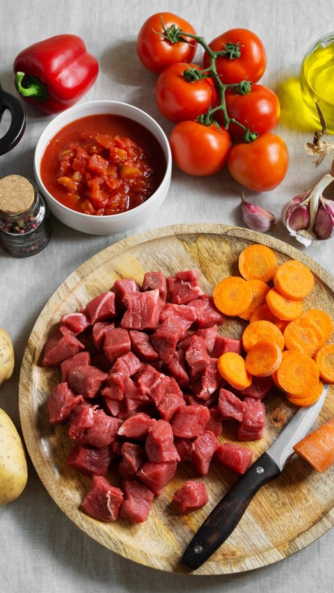 Sudah dapat ide tahun ini daging sapi kurban akan diolah menjadi apa? Pastikan untuk menyimpan daging difreezer agar tetap segar dan terhindar dari bahan lain yang bisa menyebabkan perubahan bau, rasa, dan bentuk daging. Selamat memasak!