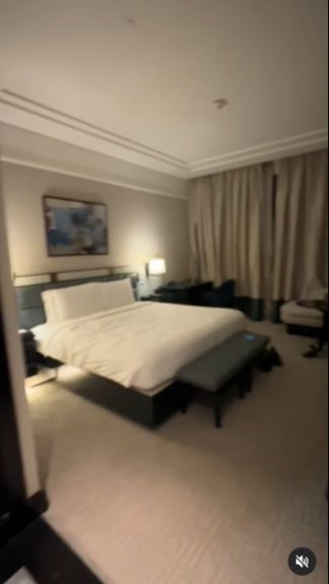 The room looks so spacious and luxurious.