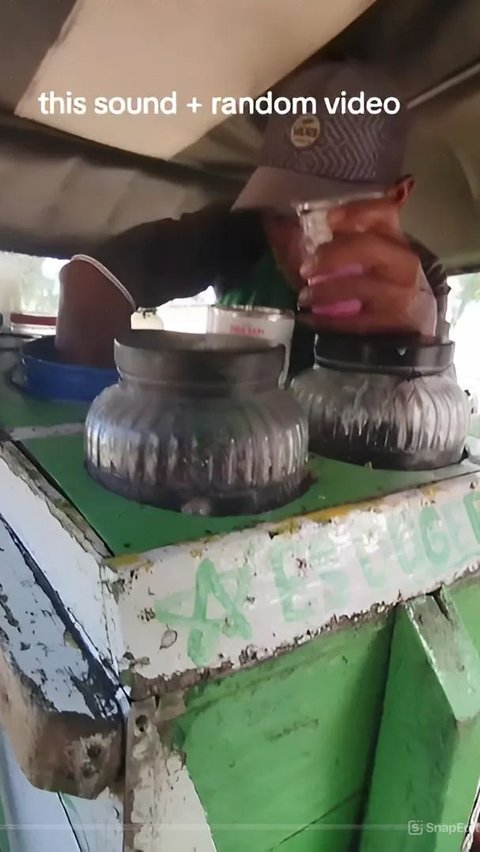 Tak Terduga! Pedagang Es Krim Bawa Gerobak Naik Angkot, Penumpang Ikutan Beli