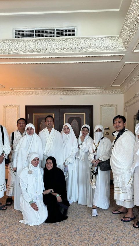 This is a picture of Raffi Ahmad and Nagita Slavina with other hajj pilgrims.