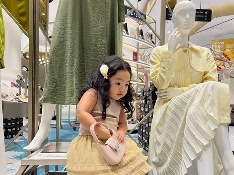 Gemasnya Xarena Anak Siti Badriah Shopping di Mal, Bawa Tas lalu Gaya Foto Sama Manekin