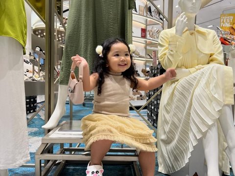 Gemasnya Xarena Anak Siti Badriah Shopping di Mal, Bawa Tas lalu Gaya Foto Sama Manekin