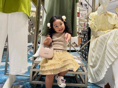 Gemasnya Xarena Anak Siti Badriah Shopping di Mal, Bawa Tas lalu Gaya Foto Sama Manekin