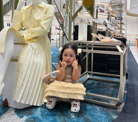 Gemasnya Xarena Anak Siti Badriah Shopping di Mal, Bawa Tas lalu Gaya Foto Sama Manekin