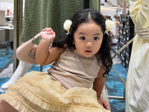 Gemasnya Xarena Anak Siti Badriah Shopping di Mal, Bawa Tas lalu Gaya Foto Sama Manekin