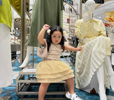 Gemasnya Xarena Anak Siti Badriah Shopping di Mal, Bawa Tas lalu Gaya Foto Sama Manekin