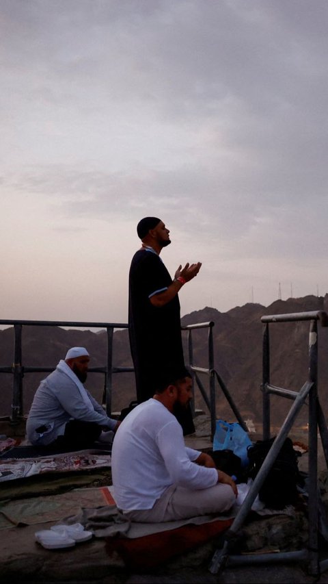 FOTO: Kekhusyukan Jemaah Haji Berdoa di Puncak Jabal Nur, Titik Awal Kenabian Rasulullah SAW