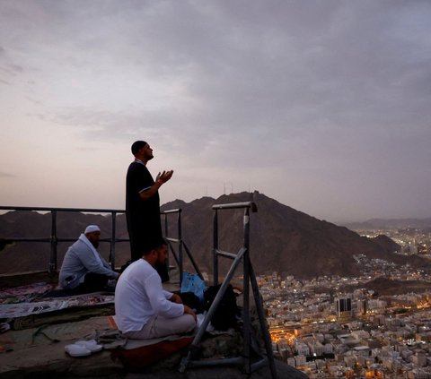 Sejumlah jemaah haji memanjatkan doa ketika berziarah di Jabal Nur, Makkah, Arab Saudi, pada 11 Juni 2024. Jabal Nur, atau 'Gunung yang Bercahaya', merupakan salah satu tempat istimewa bagi umat Islam dan penting untuk disinggahi. REUTERS/Mohammed Torokman