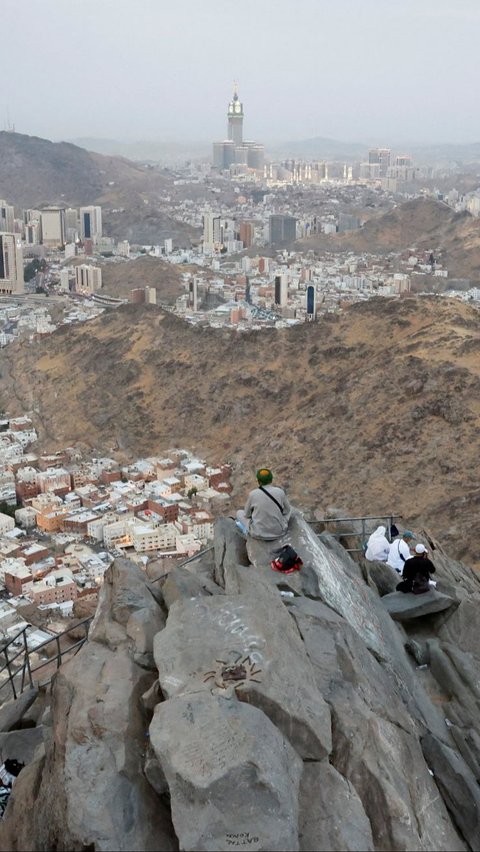 Bagaimana tidak, bukit setinggi 642 meter itu menjadi titik awal kenabian Rasulullah SAW. Di sanalah terletak Gua Hira, tempat Rasulullah SAW menerima wahyu untuk pertama kalinya. REUTERS/Mohammed Torokman