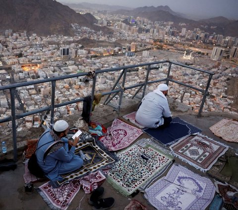 FOTO: Kekhusyukan Jemaah Haji Berdoa di Puncak Jabal Nur, Titik Awal Kenabian Rasulullah SAW