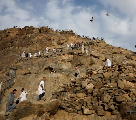 FOTO: Kekhusyukan Jemaah Haji Berdoa di Puncak Jabal Nur, Titik Awal Kenabian Rasulullah SAW