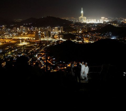 FOTO: Kekhusyukan Jemaah Haji Berdoa di Puncak Jabal Nur, Titik Awal Kenabian Rasulullah SAW