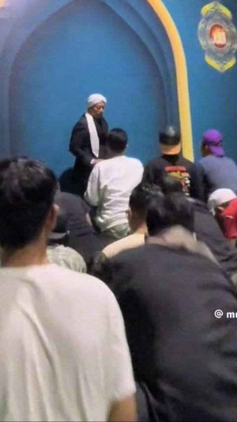 Momen Penonton Konser Opick Salat Magrib Berjemaah Diimami Artisnya Ini Viral, Tuai Banyak Komentar<br>