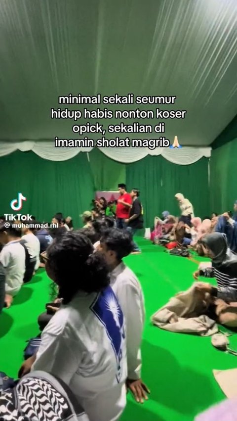 Momen Penonton Konser Opick Salat Magrib Berjemaah Diimami Artisnya Ini Viral, Tuai Banyak Komentar