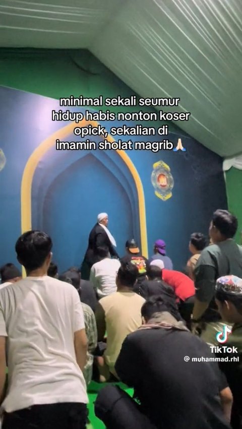 Momen Penonton Konser Opick Salat Magrib Berjemaah Diimami Artisnya Ini Viral, Tuai Banyak Komentar