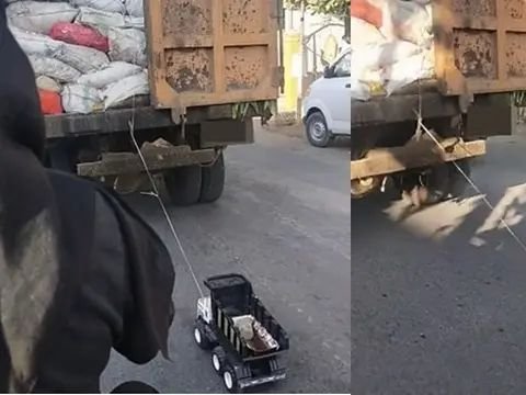 Truk mainan ditarik oleh truk sampah