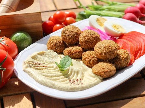 Tradisi Makan Falafel