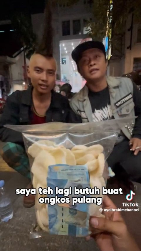 Pria Ini Buat Konten Sosial Eksperimen Tes Kejujuran Anak Punk, Tak Diduga Ternyata Begini Akhirnya