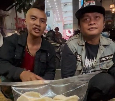 Pria Ini Buat Konten Sosial Eksperimen Tes Kejujuran Anak Punk, Tak Diduga Ternyata Begini Akhirnya