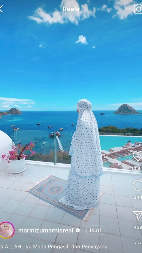 7 Potret Terbaru Marini Zumarnis, Salat di Balkon Hotel Perlihatkan Indahnya Labuan Bajo <br>