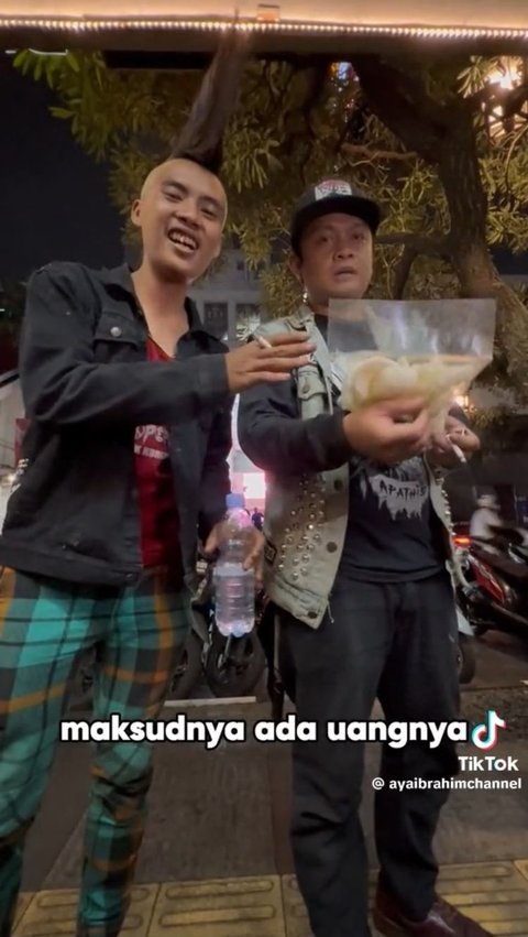 Pria Ini Buat Konten Sosial Eksperimen Tes Kejujuran Anak Punk, Tak Diduga Ternyata Begini Akhirnya