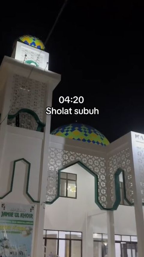 Pukul 4.20 WIB, Bagas menyempatkan diri pergi ke masjid dekat kosannya untuk salat subuh setelah mandi.<br>