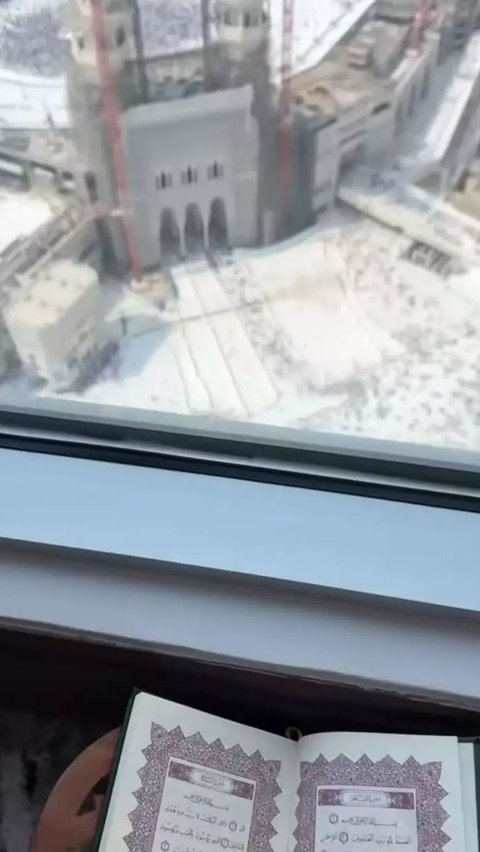 The hotel is strategically located near the Ka'bah. While reading the Al-Quran, Mira can see the surrounding atmosphere from the window.