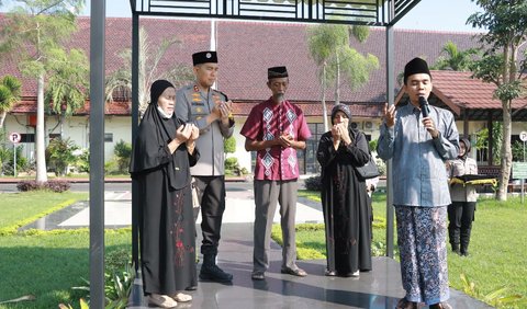 Selanjutnya, mereka diajak Kapolres Jombang bertemu dengan rekan seangkatan, rekan kerja, dan pimpinan di satuan fungsi Briptu Rian di Sat Samapta Polres Jombang.