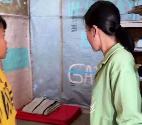 Portrait of Sopyah, a Girl who Disguised Herself as a Man to Work as a Laborer, Living in a Graveyard is Touching