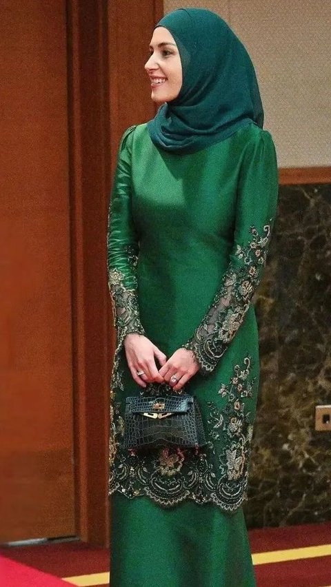 Look 1: Elegan dengan Warna Emerald Green<br>