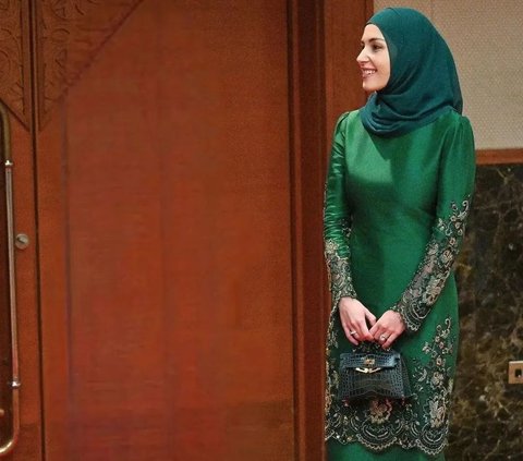 5 Portraits of Anggun Anisha Rosnah, the Wife of Prince Mateen in Hijab