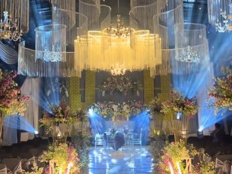 Viral Wedding Decoration in the Field Transformed into a Luxurious Building