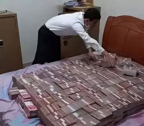 Do Not Trust Banks, Elderly Man Hides Billions of Money Under the Bed, Unexpected Figure Takes It