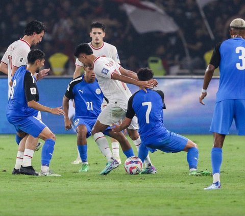 Timnas Indonesia yang tampil menyerang sempat kesulitan dengan pertahanan Timnas Filipina yang rapat.<br><br>Bahkan Timnas Indonesia juga sempat dibuat frustrasi oleh pertahanannya. Foto: Liputan6.com / Herman Zakharia<br>