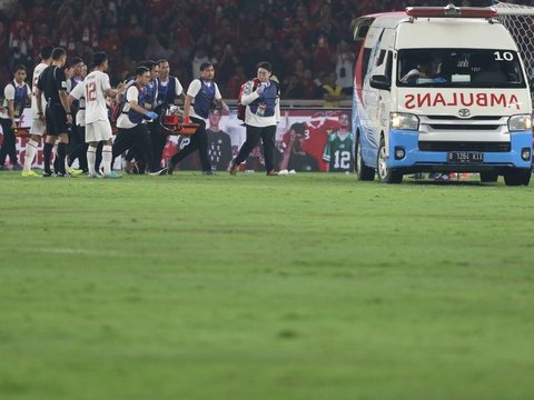 indonesia(1) Petugas medis membawa pesepak bola Timnas Filipina Adrian Ugelvik yang mengalami cedera akibat benturan dengan pesepak bola Timnas Indonesia dalam laga lanjutan Grup F Kualifikasi Piala Dunia 2026 zona Asia di Stadion Utama Gelora Bung Karno (SUGBK), Senayan, Jakarta, Selasa (11/6/2024). Dalam pertandingan tersebut Indonesia menang atas Filipina dengan skor 2-0.