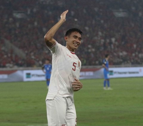 indonesia(1) Petugas medis membawa pesepak bola Timnas Filipina Adrian Ugelvik yang mengalami cedera akibat benturan dengan pesepak bola Timnas Indonesia dalam laga lanjutan Grup F Kualifikasi Piala Dunia 2026 zona Asia di Stadion Utama Gelora Bung Karno (SUGBK), Senayan, Jakarta, Selasa (11/6/2024). Dalam pertandingan tersebut Indonesia menang atas Filipina dengan skor 2-0.