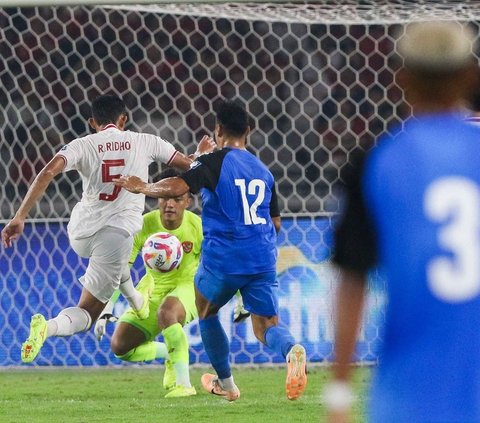 Setelah gol spektakuler Thom Haye di babak pertama, peran Rizky Ridho yang sukses menggandakan kedudukan untuk kemenangan Skuad Garuda telah melengkapi akhir laga mengalahkan Filipina pada babak kedua Kualifikasi Piala Dunia 2026 zona Asia Grup F di Stadion Utama Gelora Bung Karno (SUGBK), Jakarta, Selasa (11/6/2024). Foto: Liputan6.com / Herman Zakharia<br>