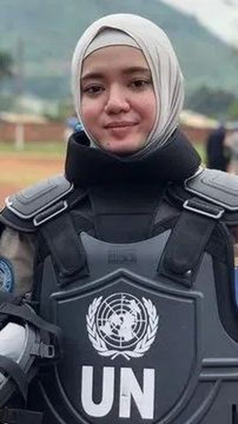 Di beberapa kesempatan, Nissa nampak akrab dengan sejumlah polisi lainnya. Bahkan, Nissa turut berinteraksi pula dengan warga lokal. <br>