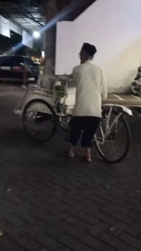 Penuh Irisan Bawang, Wanita Ini Turun Dari Mobil, Naik Becak Untuk Kenang Sang Ayah.