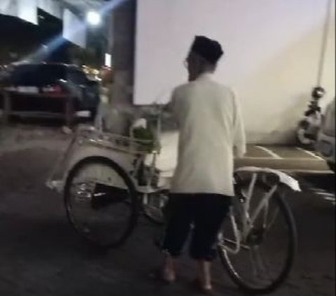 Penuh Haru! Seorang Wanita Rela Turun dari Mobil Demi Bisa Naik Becak, sampai Teringat Ayahnya