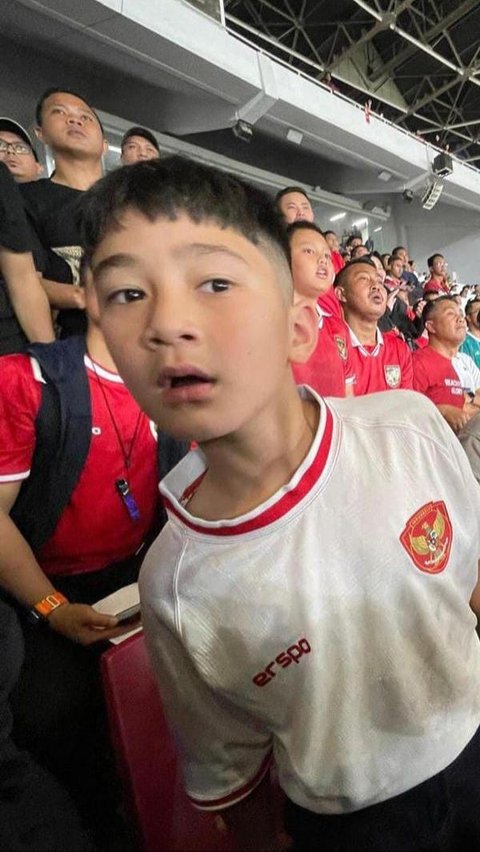 Potret Ganteng Rafathar Nonton Langsung Timnas di Stadion, Netizen 'Melongo Juga Cakep'
